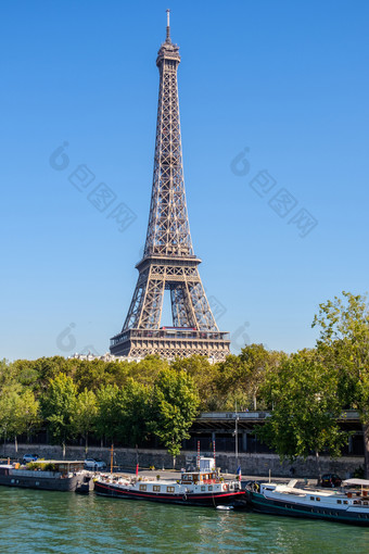 埃菲尔铁塔塔在中午非常阳光明媚的一天与云的城市几船的河他的巴黎法国埃菲尔铁塔塔在中午巴黎