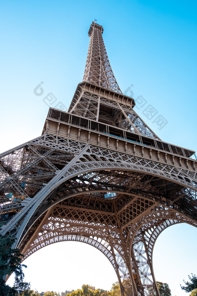 宽角视图埃菲尔铁塔塔从的buttom规模的建筑的想法蓝色的天空与严厉的光巴黎法国宽角视图埃菲尔铁塔塔从的buttom
