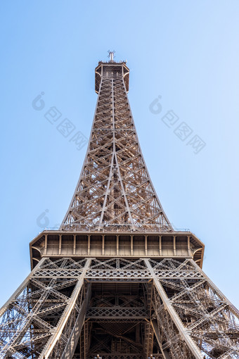 前埃菲尔铁塔塔的早....蓝色的天空与<strong>云游</strong>客关闭拍摄巴黎法国前埃菲尔铁塔塔的早....