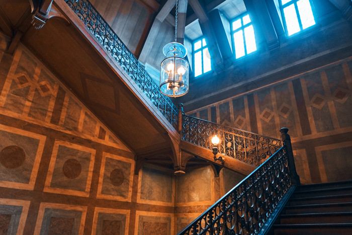 中世纪的木楼梯宫橙色和蒂尔颜色巴黎法国中世纪的木楼梯的宫枫丹白露