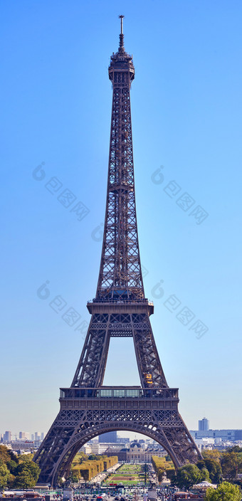 埃菲尔铁塔塔日光从远视图特写镜头拍摄巴黎法国埃菲尔铁塔塔日光