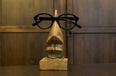 木图腾人类脸和眼镜