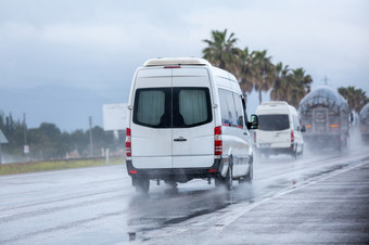 汽车开车沿着湿高速公路多雨的天气火鸡