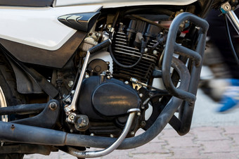 摩托车引擎铬镀和强大的出现
