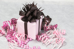 礼物粉红色的盒子与丝带珠子和棕色（的）弓