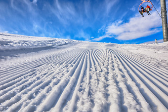 空<strong>滑雪</strong>路径的<strong>滑雪</strong>度假胜地后通过卡车和人的<strong>滑雪</strong>椅子阳光明媚的一天<strong>滑雪</strong>小道警察局吉尔吉斯斯坦