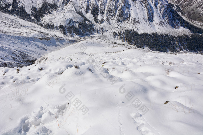 前视图雪山和谷冬天美背景雪堆背景