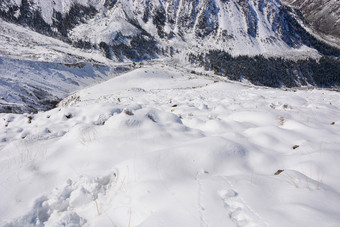 前视图雪山和谷冬天<strong>美背</strong>景雪堆背景
