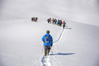 团队登山家穿越冰川命令人雪一个男人。会后面旅游概念