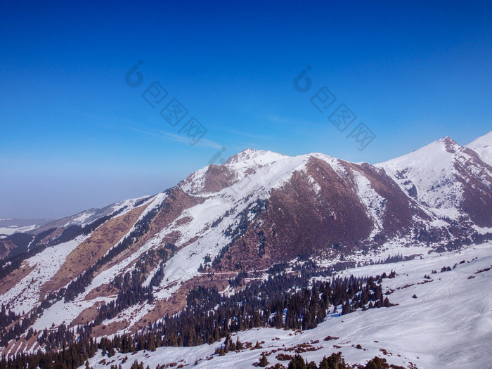 面积视图冬天山和蓝色的天空景观冬天自然飞行在滑雪基地特斯基alatoo山tian-shan警察局吉尔吉斯斯坦面积视图冬天山和蓝色的天空景观冬天自然飞行在滑雪基地