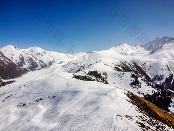 <strong>面积</strong>视图冬天山和蓝色的天空景观冬天自然飞行在滑雪基地特斯基alatoo山tian-shan警察局吉尔吉斯斯坦<strong>面积</strong>视图冬天山和蓝色的天空景观冬天自然飞行在滑雪基地