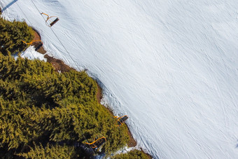 面积视图山森林和索道景观冬天自然飞行在滑雪基地特斯基alatoo山tian-shan警察局吉尔吉斯斯坦面积视图山森林和索道景观冬天自然飞行在滑雪基地