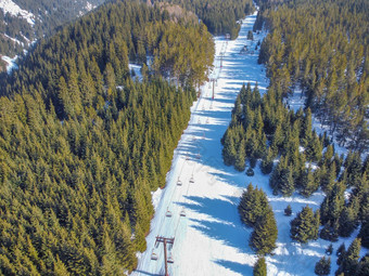 面积视图山森林和索道景观冬天自然飞行在滑雪基地特斯基alatoo山tian-shan警察局吉尔吉斯斯坦面积视图山森林和索道景观冬天自然飞行在滑雪基地