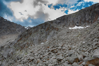 美妙的山景观与石头岩石山峰风景如画的视图附近阿霉素湖柯尔克孜族alatoo山tian-shan吉尔吉斯斯坦美妙的山景观与石头岩石山峰