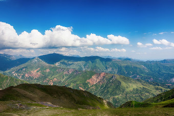 田园夏天景观与徒步旅行小道的山与美丽的新鲜的绿色山牧场蓝色的天空和云tian-shan吉尔吉斯斯坦田园夏天景观与徒步旅行小道的山与美丽的新鲜的绿色山牧场