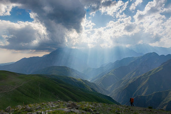 田园夏天景观与徒步旅行小道的山与美丽的新鲜的绿色山牧场蓝色的天空和云tian-shan吉尔吉斯斯坦田园夏天景观与徒步旅行小道的山与美丽的新鲜的绿色山牧场