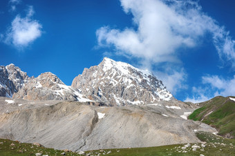 田园夏天景观与徒步旅行小道的山与美丽的新鲜的绿色山牧场蓝色的天空和云tian-shan吉尔吉斯斯坦田园夏天景观与徒步旅行小道的山与美丽的新鲜的绿色山牧场