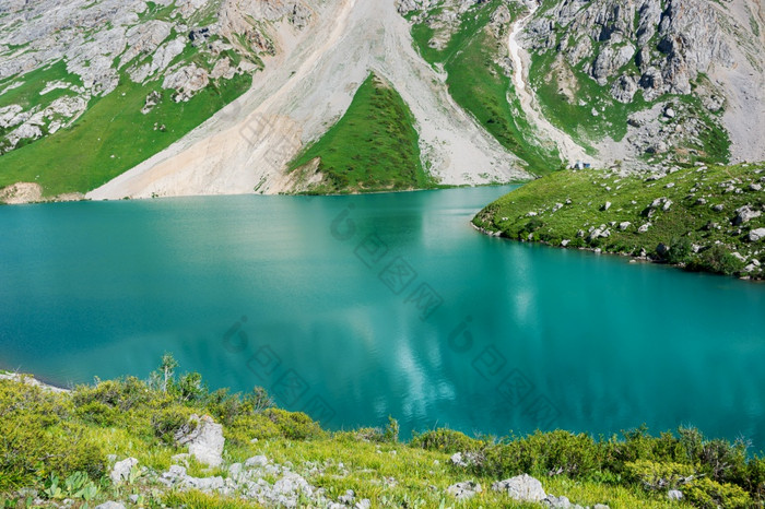 美丽的山绿松石颜色湖colculantian-shan吉尔吉斯斯坦美丽的山绿松石颜色湖colculan吉尔吉斯斯坦