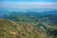 田园夏天景观与徒步旅行小道的山与美丽的新鲜的绿色山牧场蓝色的天空和云tian-shan吉尔吉斯斯坦田园夏天景观与徒步旅行小道的山与美丽的新鲜的绿色山牧场