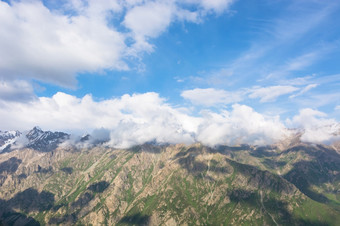 田园冬天景观与徒步旅行小道的山岩石雪和石头山谷视图山全景柯尔克孜族alatoo山tian-shanalamedin吉尔吉斯斯坦田园冬天景观与徒步旅行小道的山岩石雪和石头山谷视图山全景