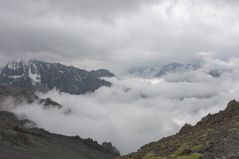 山景观视图吉尔吉斯斯坦岩石雪和石头山谷视图山全景柯尔克孜族alatoo山tian-shan下古菌吉尔吉斯斯坦山景观视图吉尔吉斯斯坦岩石雪和石头山谷视图山全景