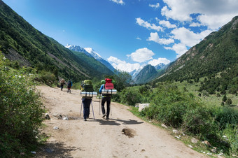 <strong>田园</strong>冬天景观与徒步旅行人的山岩石雪和石头山谷视图山全景柯尔克孜族alatoo山tian-shan下古菌吉尔吉斯斯坦<strong>田园</strong>冬天景观与徒步旅行人的山岩石雪和石头山谷视图山全景