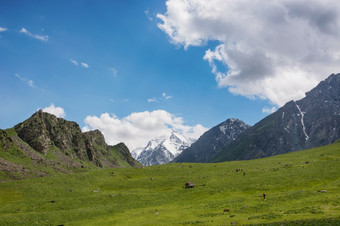 <strong>田园</strong>冬天景观与徒步旅行小道的山岩石雪和石头山谷视图山全景柯尔克孜族alatoo山tian-shanalamedin吉尔吉斯斯坦<strong>田园</strong>冬天景观与徒步旅行小道的山岩石雪和石头山谷视图山全景