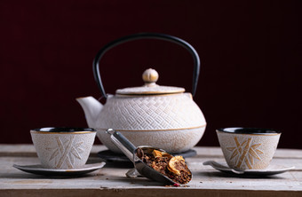 茶壶和两个眼镜服务的茶与香料佩林
