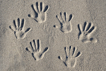 手打印刻沙子的海滩