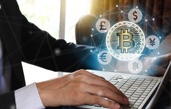商人使用移动PC与虚拟屏幕比特币和fintech虚拟货币区块链技术概念互联网概念全球业务