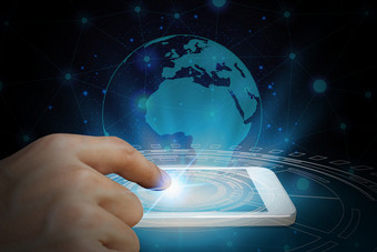 商人使用智能手机与全球网络和全球沟通智能手机与发光的地球连接世界