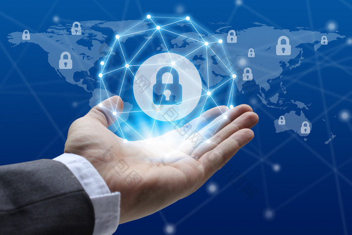 网络安全数据保护业务技术隐私概念手持有全球网络安全和紧迫的锁图标与虚拟屏幕