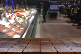 空木表格空间平台和模糊超市过道与产品货架上背景为产品显示蒙太奇
