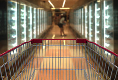 购物车视图超市过道与产品货架上模糊的为背景