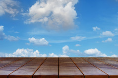 空木表格空间平台和云和天空背景为产品显示蒙太奇