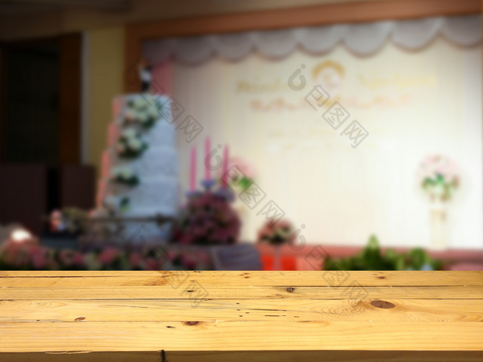 空木表格空间平台和模糊婚礼大厅背景为产品显示蒙太奇