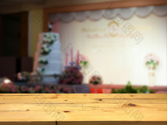 空木表格空间平台和模糊婚礼大厅背景为产品显示蒙太奇