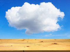 空木表格空间平台和模糊云的天空背景为产品显示蒙太奇