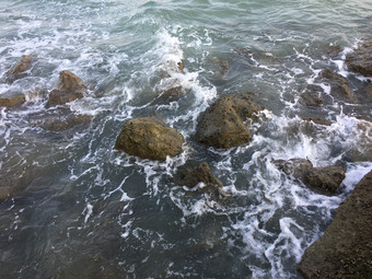 岩石海滩的海波让人耳目一<strong>新大气</strong>