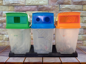 多彩色的绿色蓝色的橙色垃圾垃圾箱垃圾为清洁回收概念