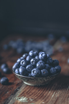 多汁的和新鲜的蓝莓美丽的背景碗