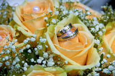 婚礼花束与玫瑰和环