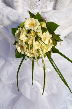 新娘持有婚礼花束白色玫瑰