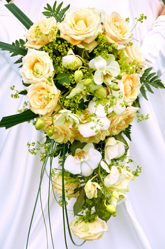 新娘持有婚礼花束与玫瑰