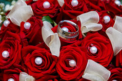 婚礼花束与玫瑰和环
