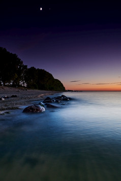 岩石波罗的海海景的晚上