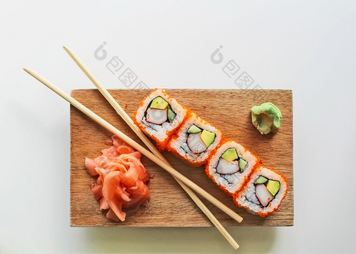 筷子与加州寿司牧卷芥末酱和姜木板日本食物和文化
