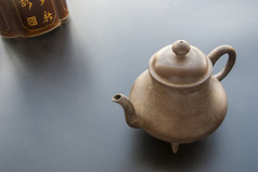 茶和茶存储放置直接在的黑色的表格