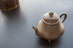 茶和茶存储放置直接在的黑色的表格