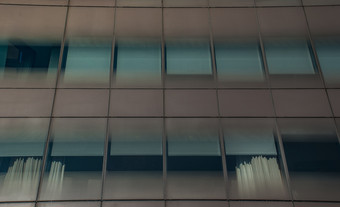 前面视图的天空和云反映了现代办公室建筑玻璃墙和窗户的业务区伦敦有用的为背景